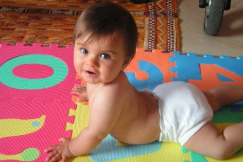 bambino-gattona-senza-girello