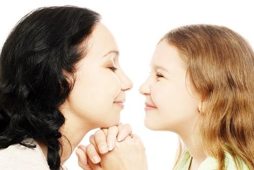 fille-regardant-sa-mere