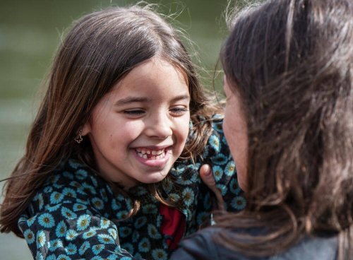 niña-sonriendo-con-su-madre
