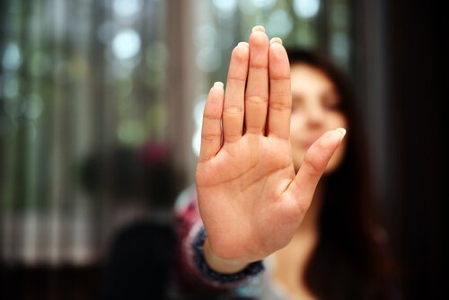 La main d'une femme qui dit stop.