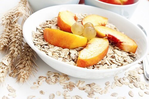 cereales-manzana-uvas-en-cuenco