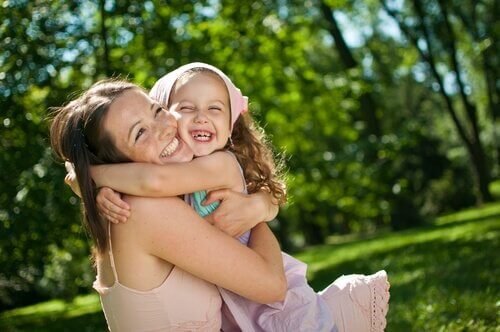 madre-abrazando-hija-riendo
