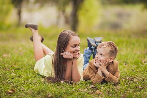 Une mère et son enfant.
