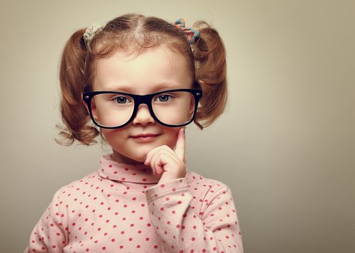 Certains enfant présentent très tôt des problèmes de vue comme la myopie.