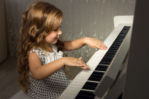 Beneficios de tocar el piano en la infancia