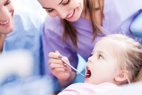 Une jeune fille chez le dentiste. 