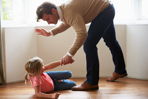 Un père qui réprimande sa fille.