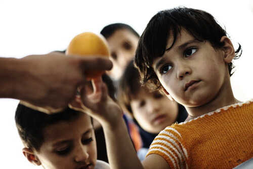Cómo explicar a los niños qué es la caridad y cómo ayudarles a ser caritativos