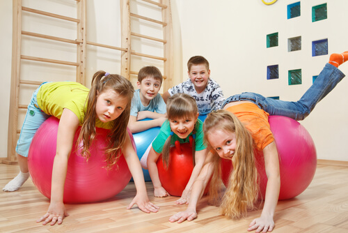 Des enfants qui jouent avec des balles.
