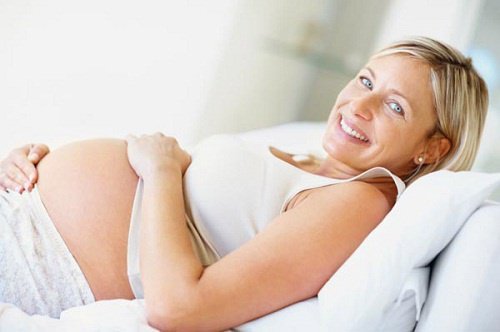 Mujer-embarazada-tumbada-feliz
