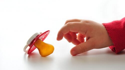 ¿Es perjudicial el uso del chupete y biberón en los niños?
