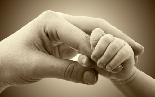 Mano de una madre con su bebe