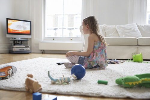 Cuánto tiempo puede estar tu hijo frente al televisor
