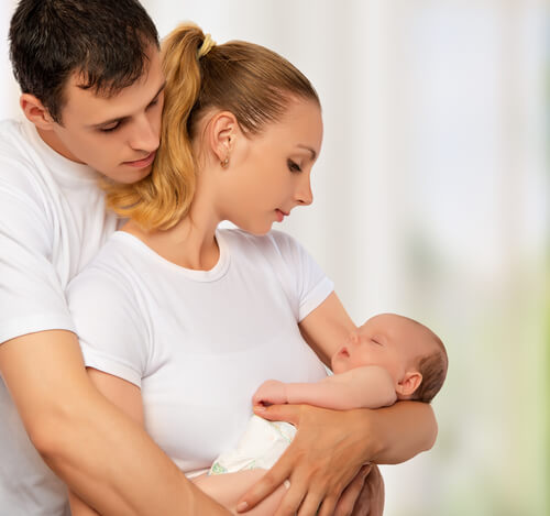 La llegada del bebé fortalece el amor de los padres
