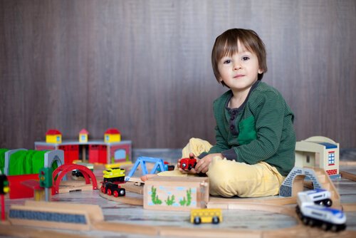 Un enfant qui joue avec un train.