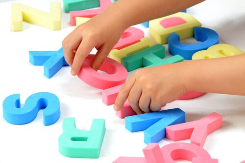 Un enfant qui joue avec des lettres.