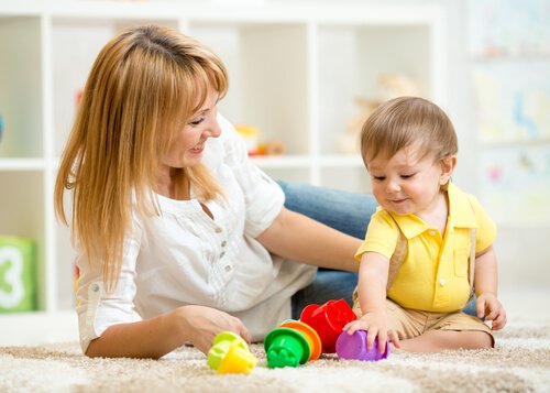 Jugar con los niños es bueno para vigilarlos y evitar que se sienten en la postura de sastre invertida.