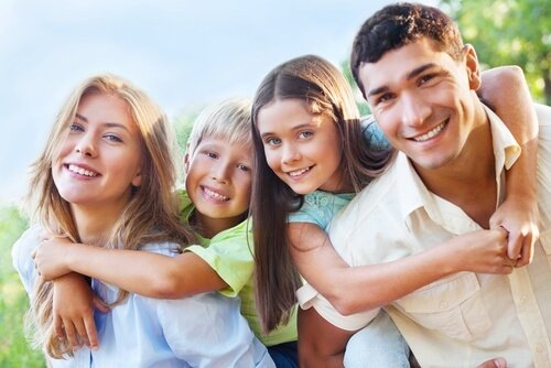 Une famille heureuse.