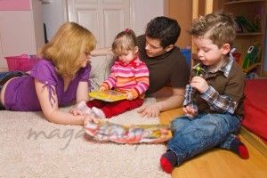 Deux parents qui jouent avec leurs enfants.