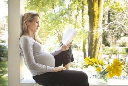 Une femme enceinte qui lit.