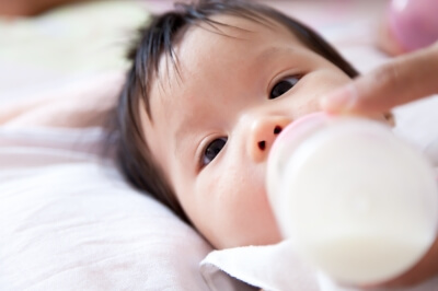 Un bébé qui boit au biberon.
