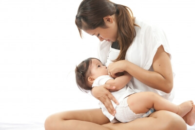 Une mère qui allaite son enfant.