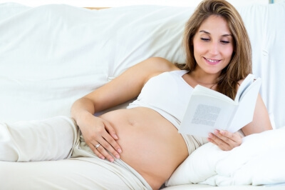 Une femme enceinte qui lit. 