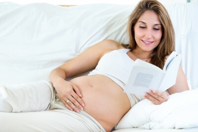 Une femme enceinte qui lit.