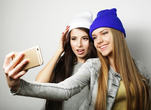 Adolescentes haciéndose una foto para publicarla en Snapchat.