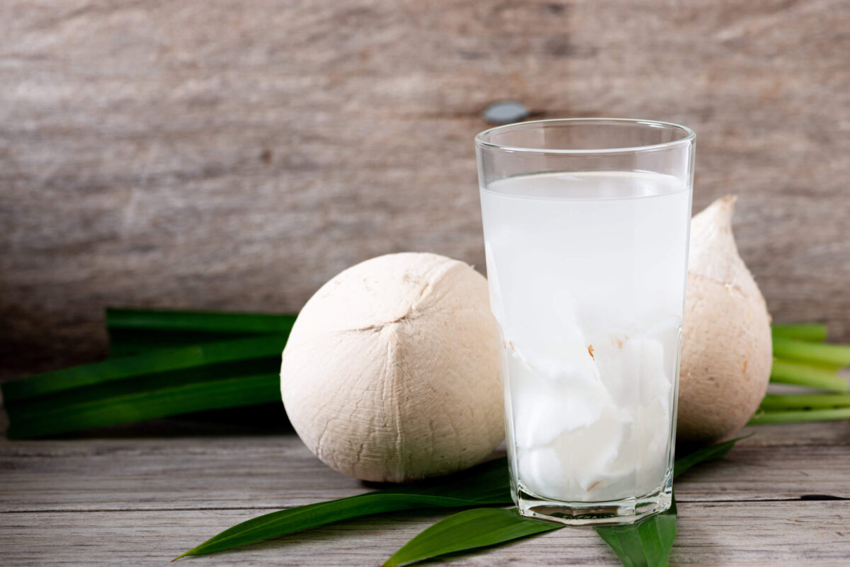 Los remedios caseros para el dolor abdominal incluyen el agua de coco