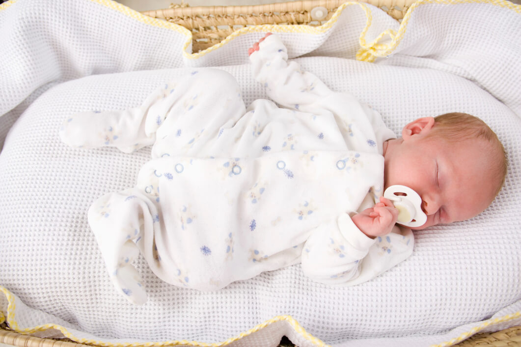 ¿En qué posición deben dormir los bebés?