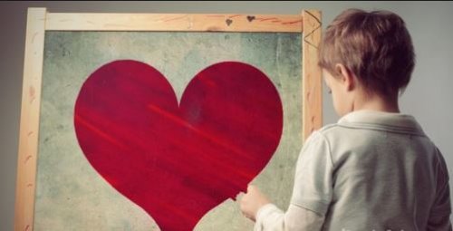 Niño con corazón pintado
