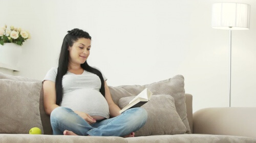 Leer al bebé durante el embarazo, ¿es beneficioso?