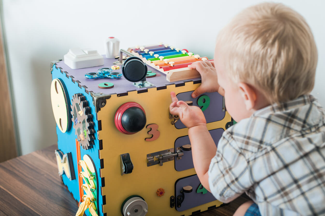 tablero montessori cubo actividades