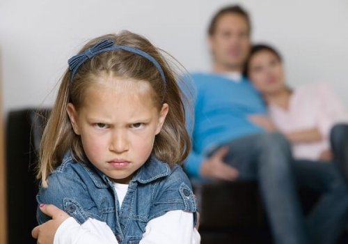 Les enfants se comportent moins bien avec leurs parents parce qu'ils sont plus à l'aise avec eux.