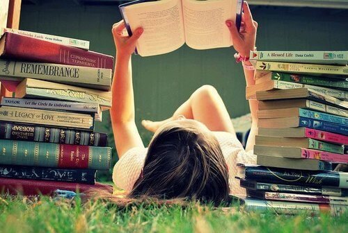 Une femme qui lit parmi des livres.