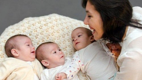 madre-mirando-a-sus-bebés