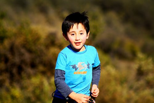 Un jeune garçon qui court.
