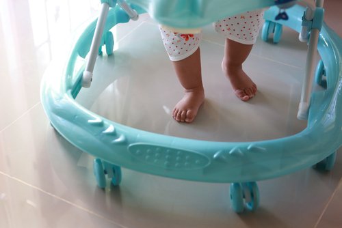 Los andadores para bebés pueden retrasar su desarrollo.