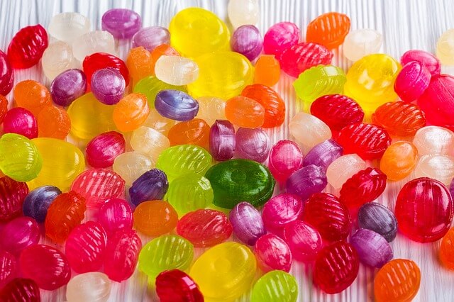 Hay que evitar darle caramelos a los niños menores de 8 años.