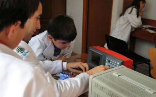 Nenes superdotados investigando