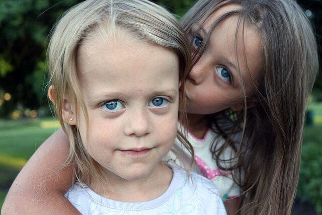 niña-dando-un-beso-a-su-amiga