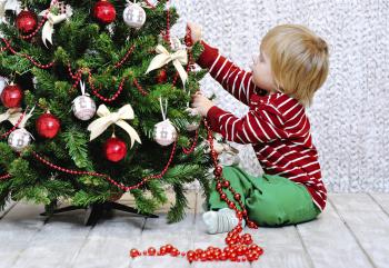 Niño montando el árbol de navidad