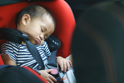 En un accidente de coche el bebé puede sufrir una sacudida.