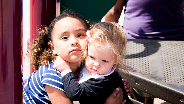 niña-abrazando-a-otra-niña