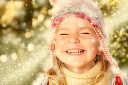 Niña disfrutando de la magia de la navidad