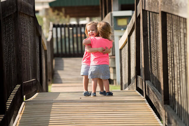 niñas-dándose-un-abrazo