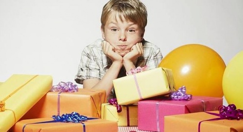 Niño con muchos regalos