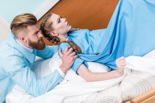 La epidural puede ser una causa más para que la parturienta tenga ganas de vomitar en el parto.