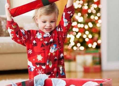 Niño abriendo un regalo navideño
